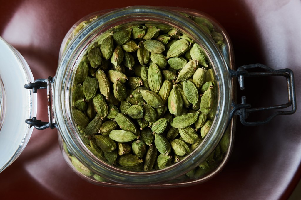 Cardamomo: a especiaria poderosa que você precisa conhecer