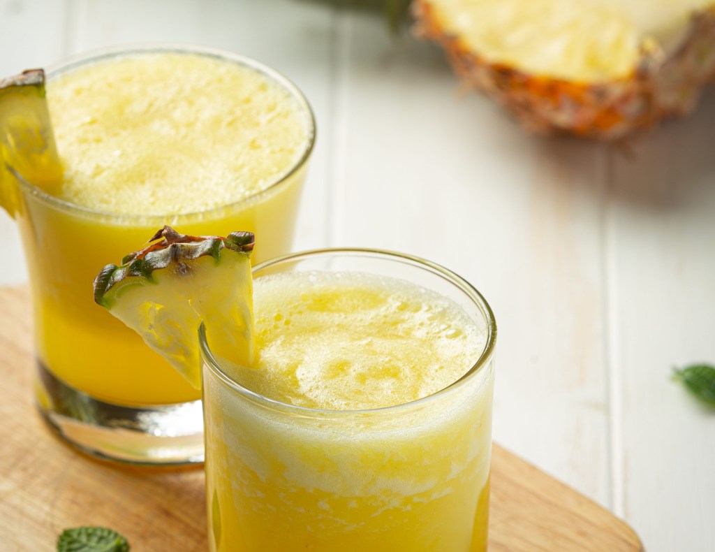 Receitas refrescantes de suchá detox para o verão: abacaxi e gengibre ou melão e hortelã