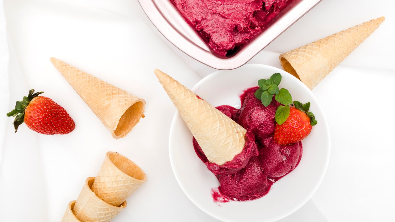 Aprenda a receita de sorvete feito com frutas (mas sem a necessidade de banana!)