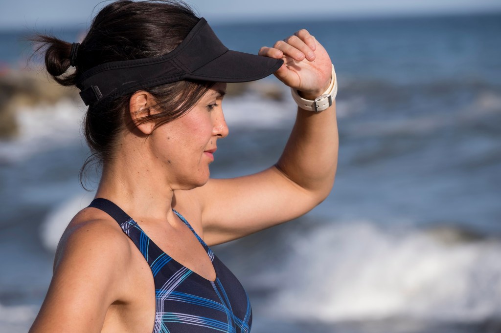 Proteja-se do sol: 6 viseiras femininas essenciais para práticas ao ar livre