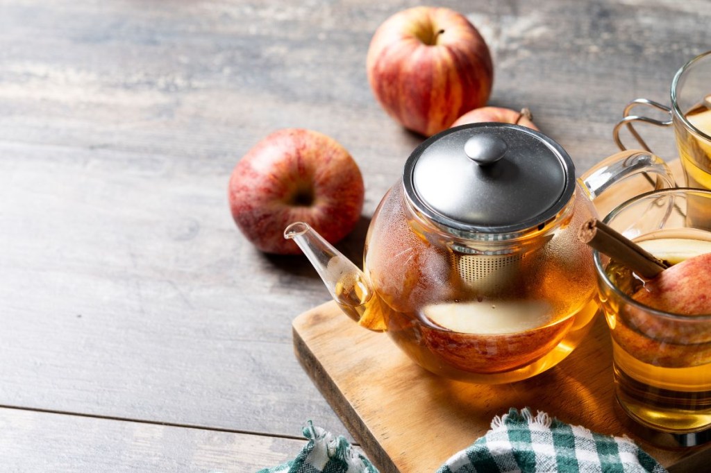 Chá detox para ressaca: receita que alivia os efeitos da noite de festa da firma