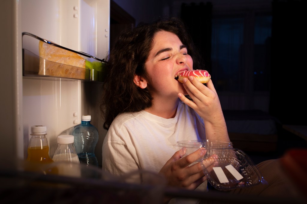 A relação entre emoções e compulsão alimentar: 5 fatores que você deve conhecer