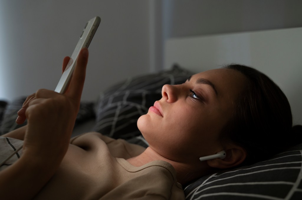 Por que usar o celular antes de dormir pode prejudicar sua saúde