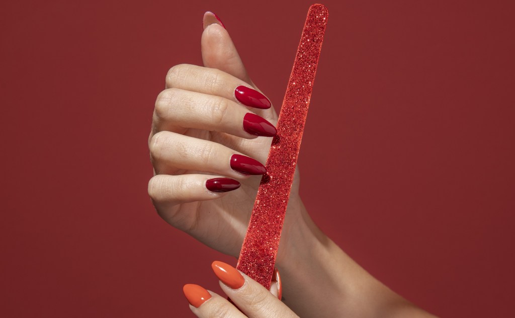 Descubra 5 opções de unhas autocolantes práticas e estilosas para o seu dia a dia