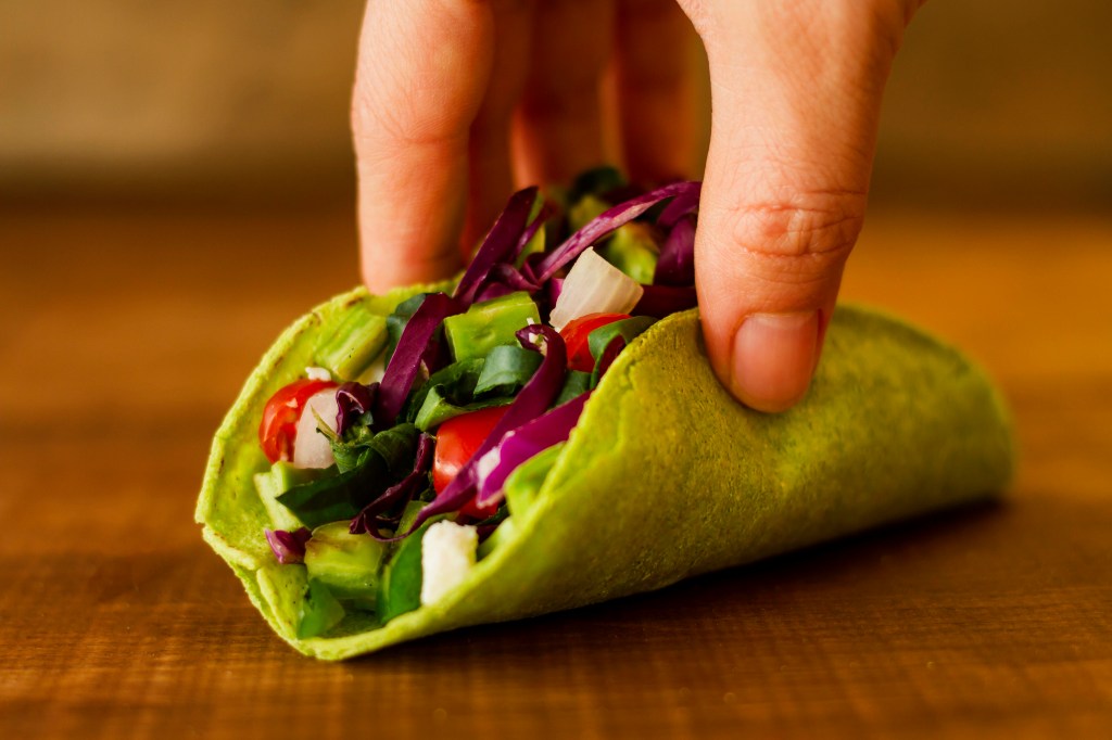 Wrap vegano: abacate, tomate cereja e abobrinha para uma refeição saudável