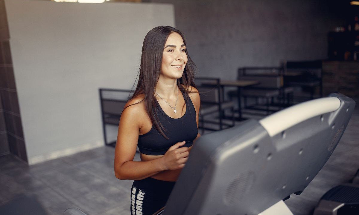 Combinar musculação e aeróbico funciona para perder barriga