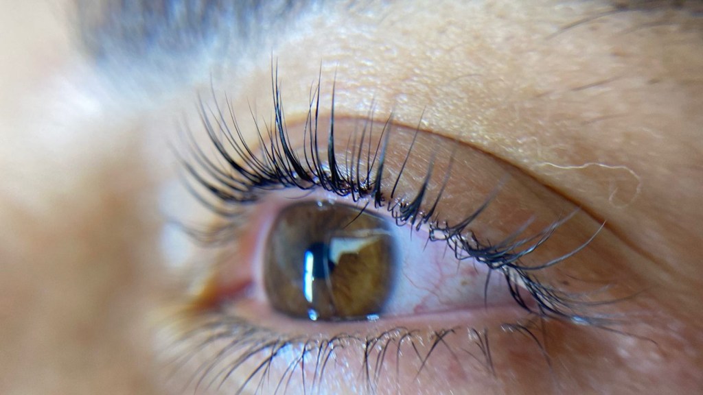 Experiência com lash lifting: cílios curvados e com pouco esforço