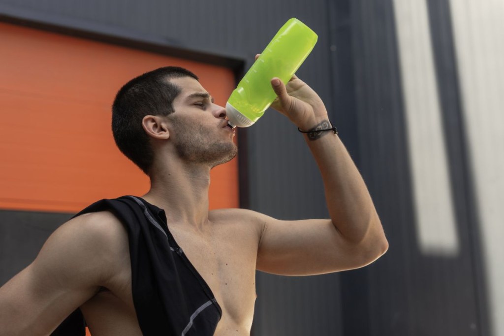 Descubra a hora certa de tomar isotônicos e como evitar riscos à saúde