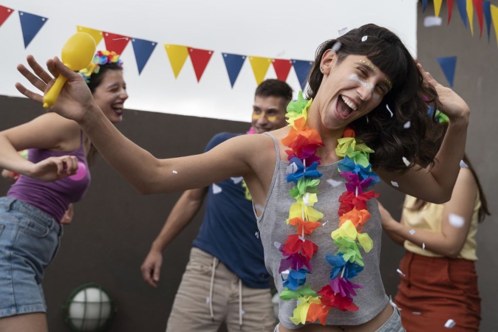 Previna dores no Carnaval: 6 exercícios de alongamento para curtir ao máximo