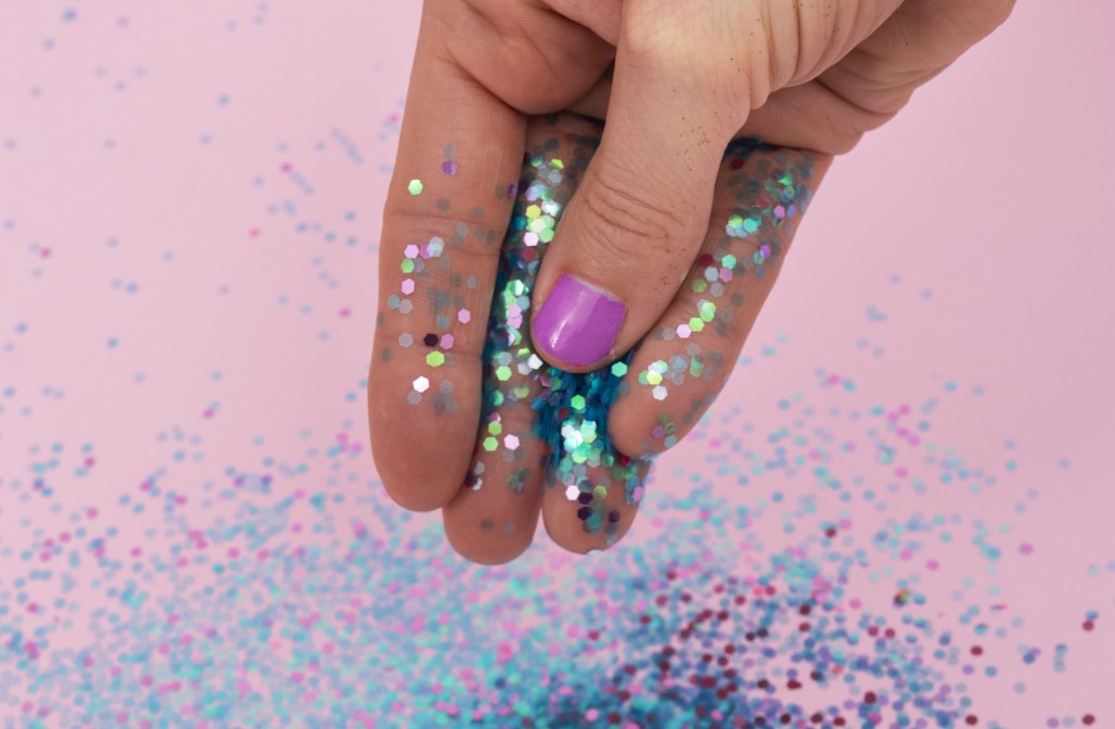 Prepare suas unhas para o Carnaval: conheça 6 esmaltes vibrantes
