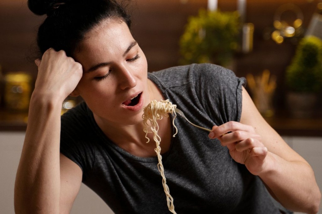 Fome emocional: como reconhecer e lidar com as emoções que nos fazem comer