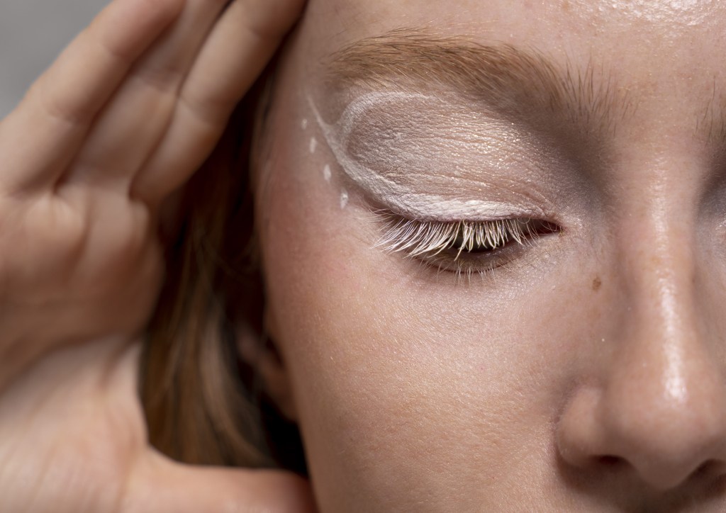 Máscaras de cílios coloridas: 6 opções para brilhar no Carnaval