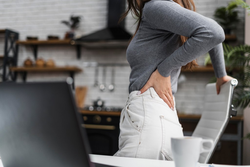 Exercícios fáceis para corrigir a postura no home office