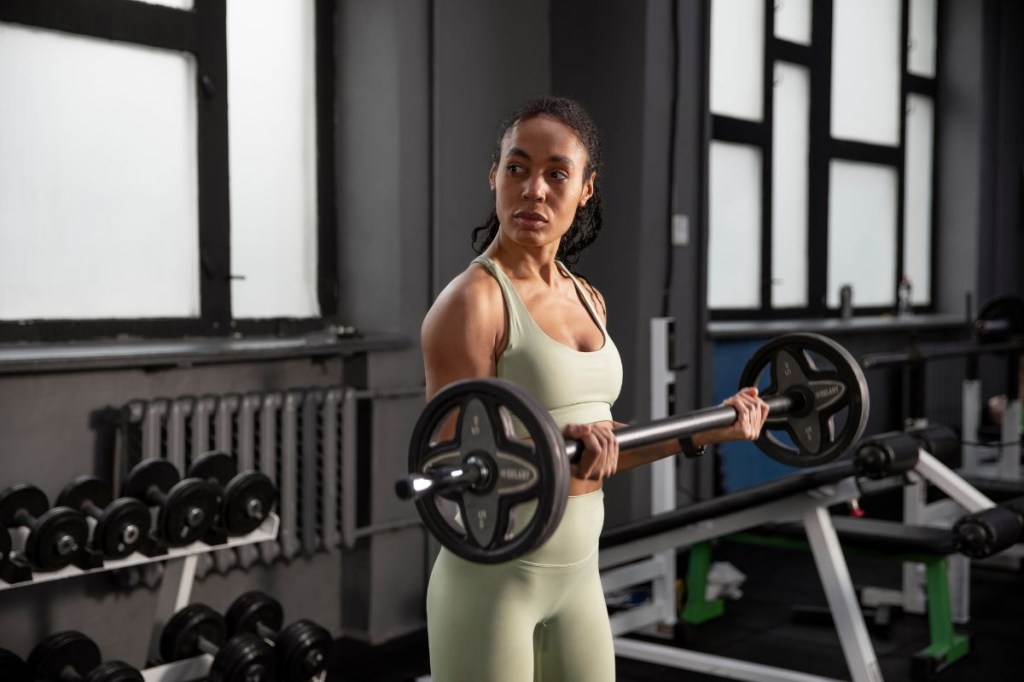 Entenda a importância das vitaminas B, C e K para seus treinos de força