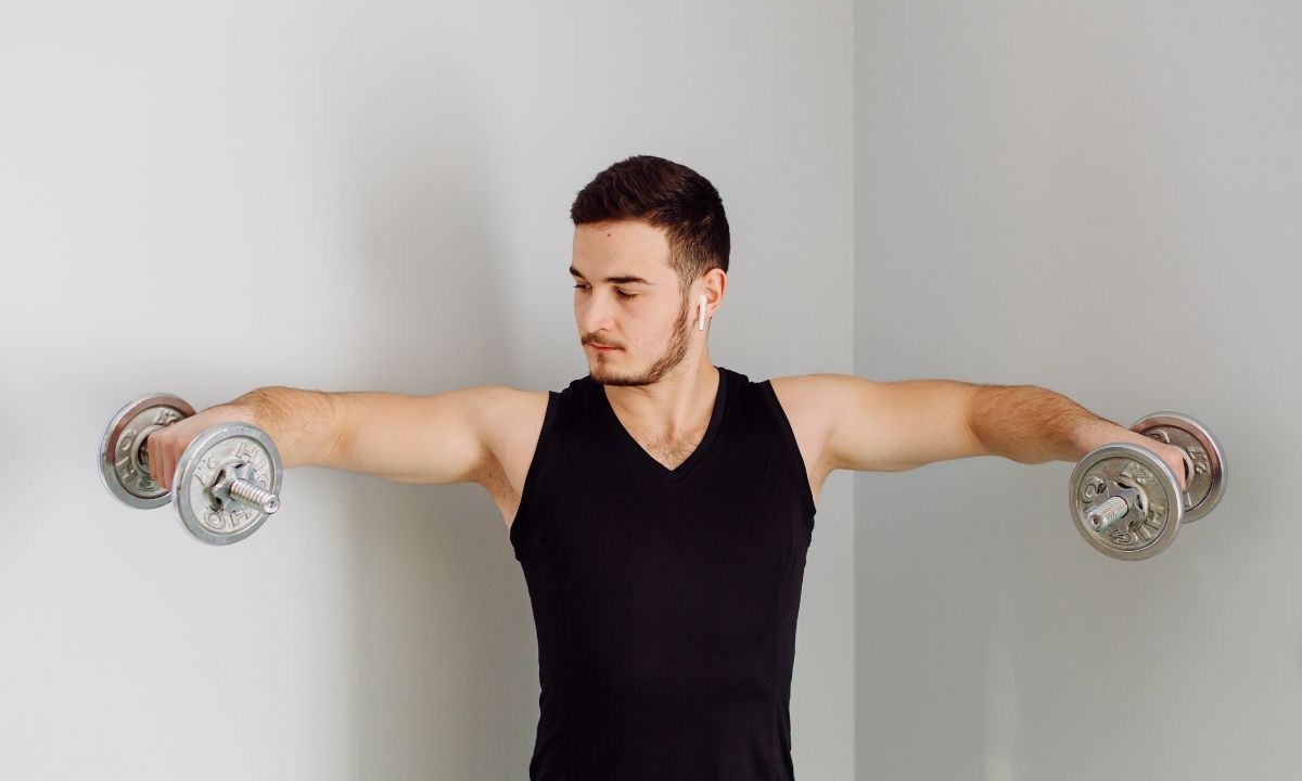 Homem fazendo exercício de elevação lateral