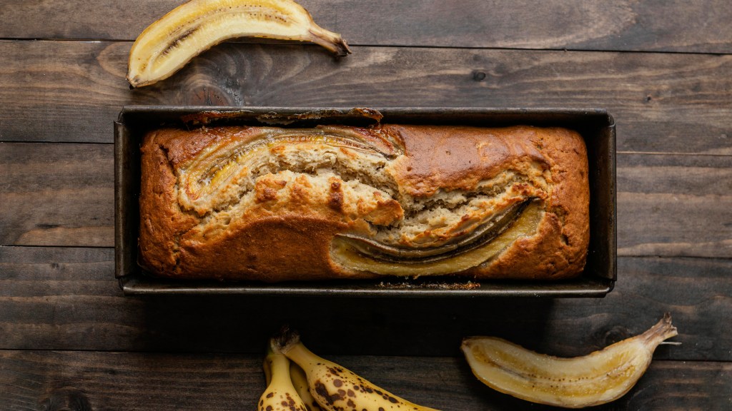 Bolo de banana fit: doce saudável com apenas 3 ingredientes simples
