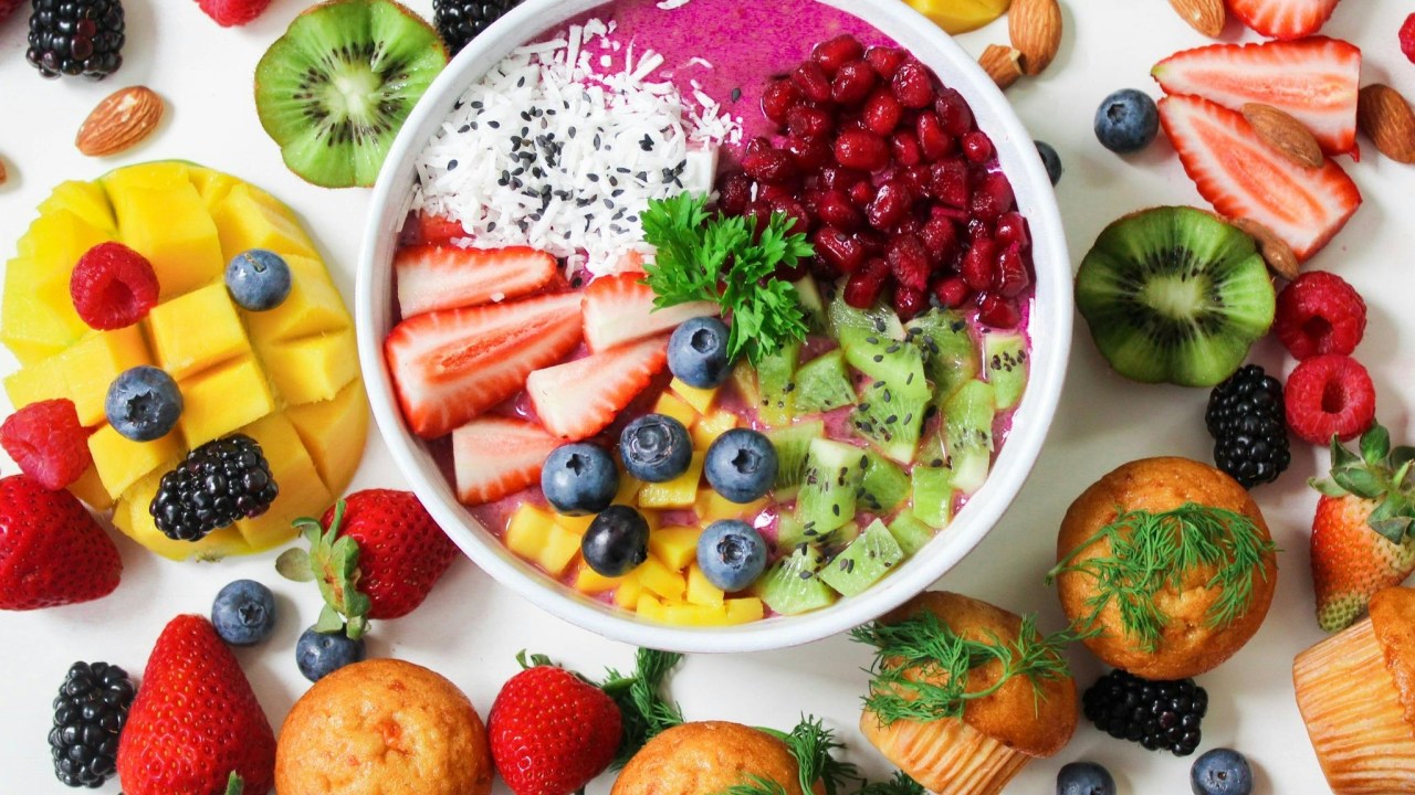 Mesa cheia de alimentos coloridos