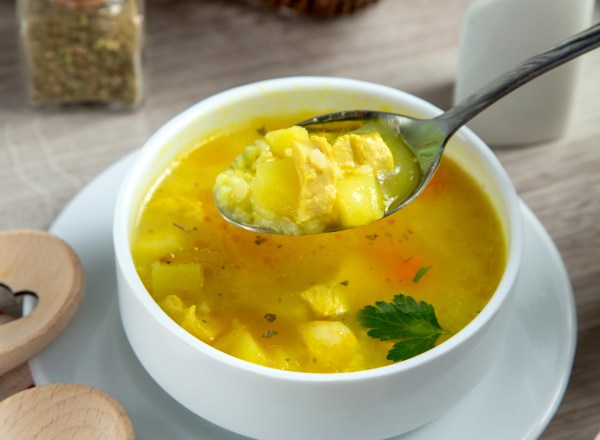 Sopa de legumes com frango e quinoa