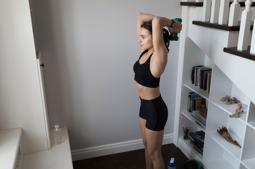 Tríceps francês vs. tríceps testa: entenda as diferenças e potencialize seu treino