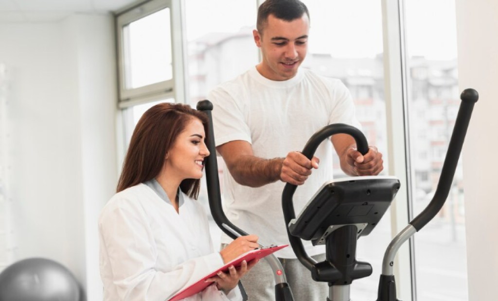 Treino elíptico: como fortalecer quadris e joelhos de forma segura