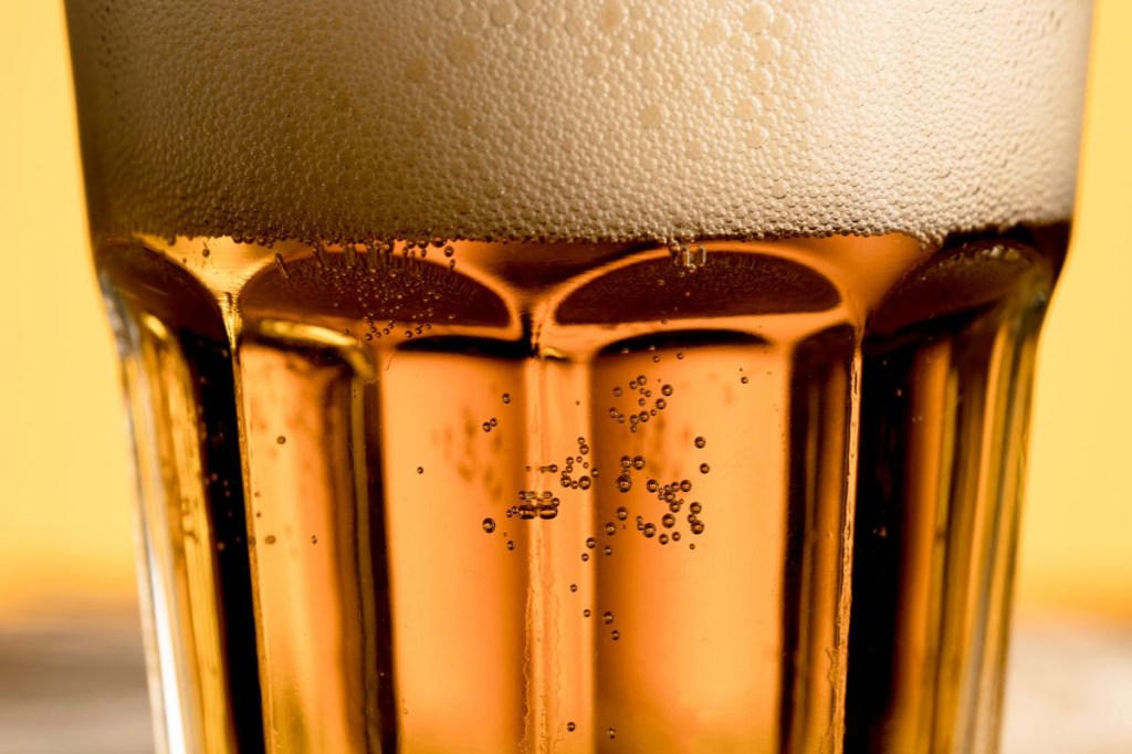 Cerveja sem álcool: pode ajudar ou atrapalhar o emagrecimento?