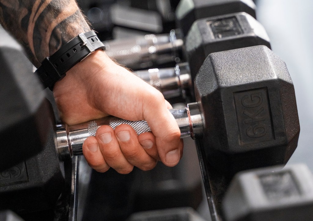 Carga versus repetições: o que realmente importa para ganhar massa muscular?