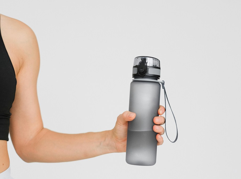 Água, isotônico ou suplemento: descubra a melhor hidratação para seu treino