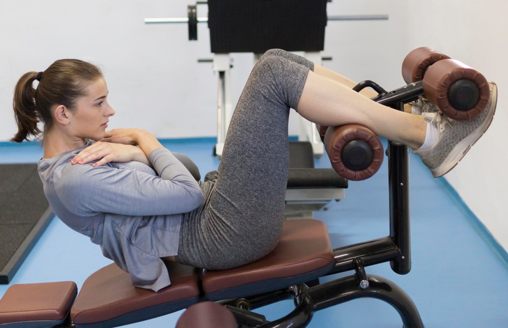 Potencialize seu core: 3 variações de abdominais no banco declinável