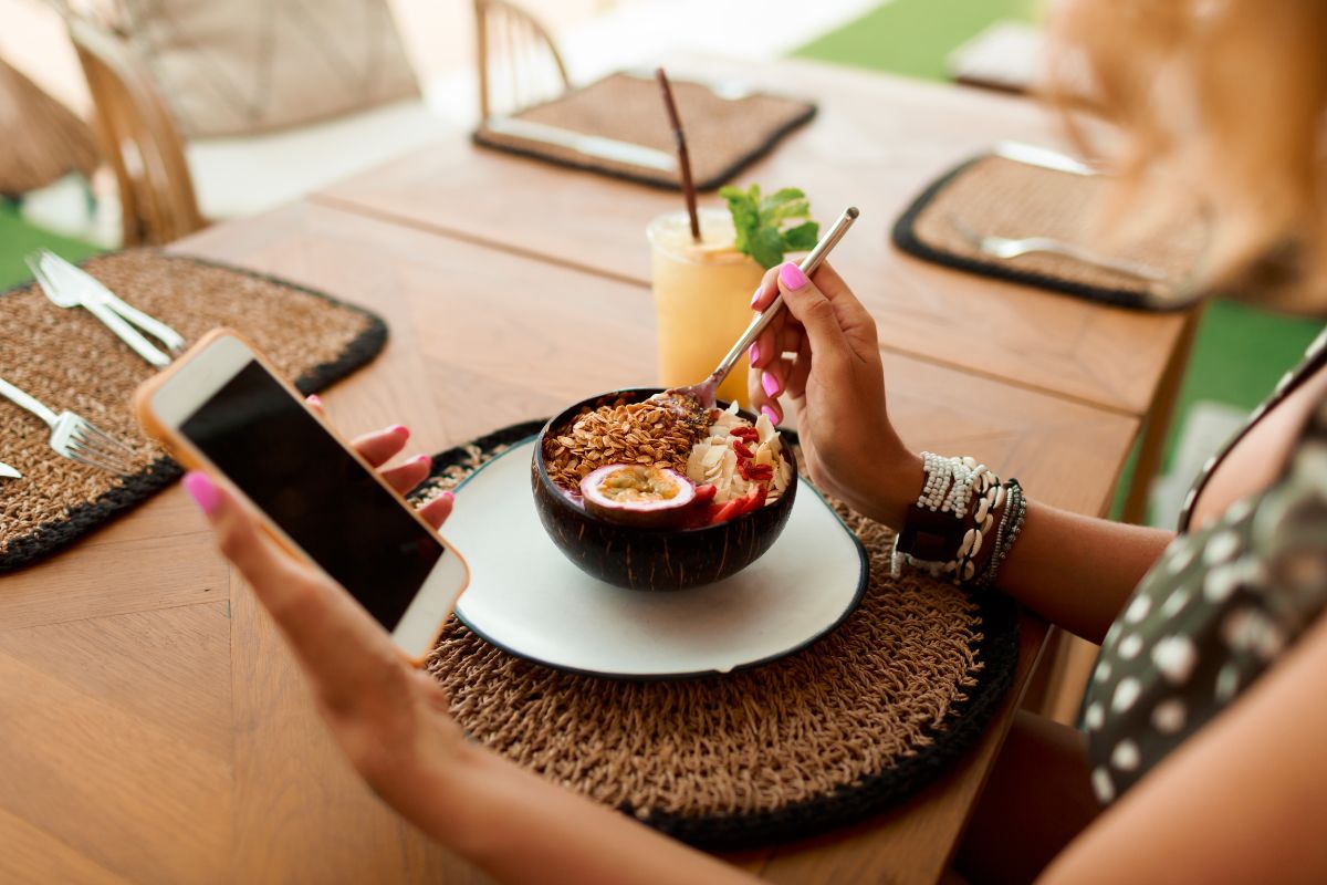 uso de celular durante refeições