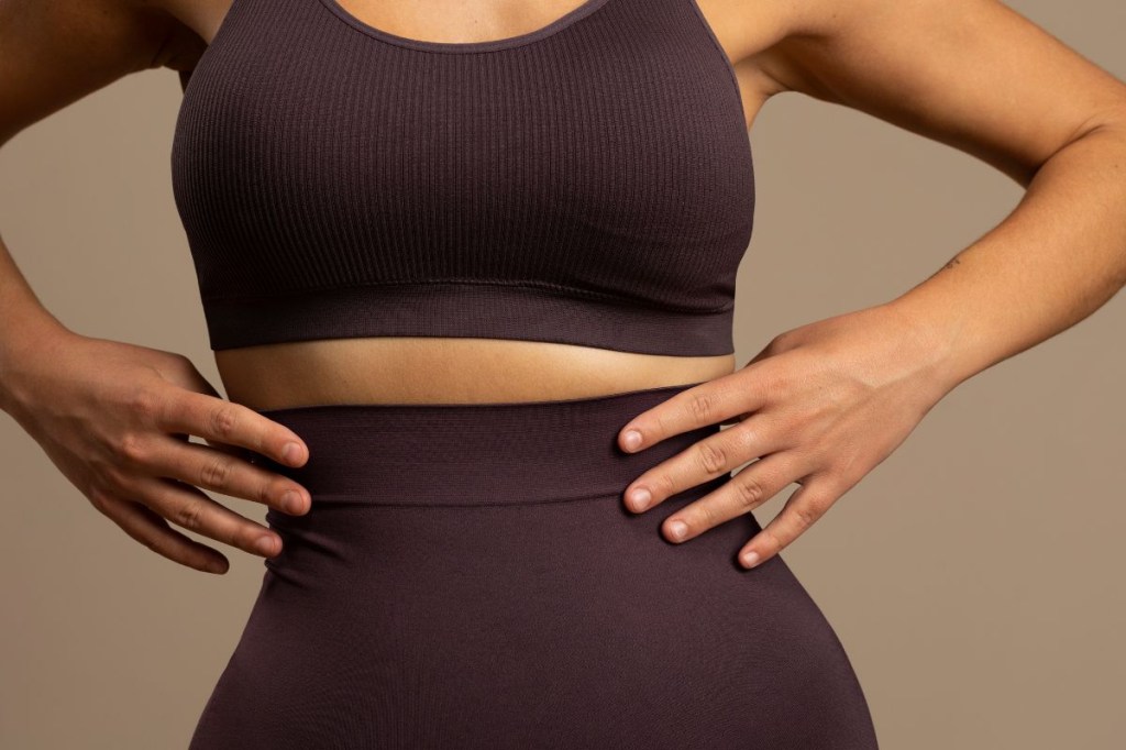 Dicas para afinar a cintura: exercícios e alimentação em harmonia