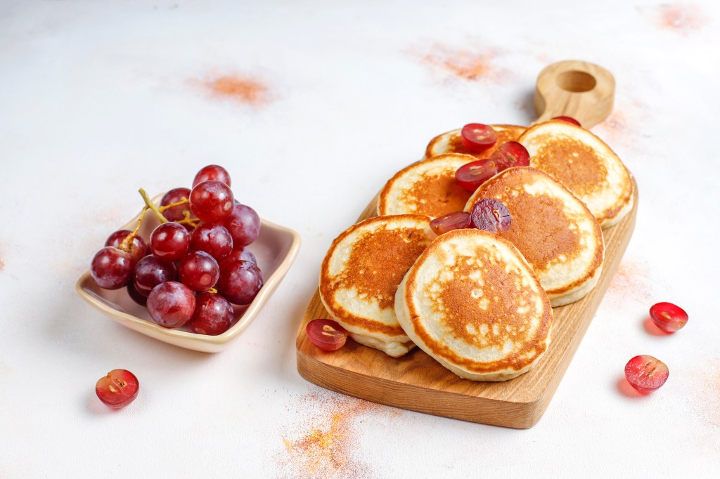 Receita leve e nutritiva: minipanquecas com uvas caramelizadas para potencializar seus treinos.