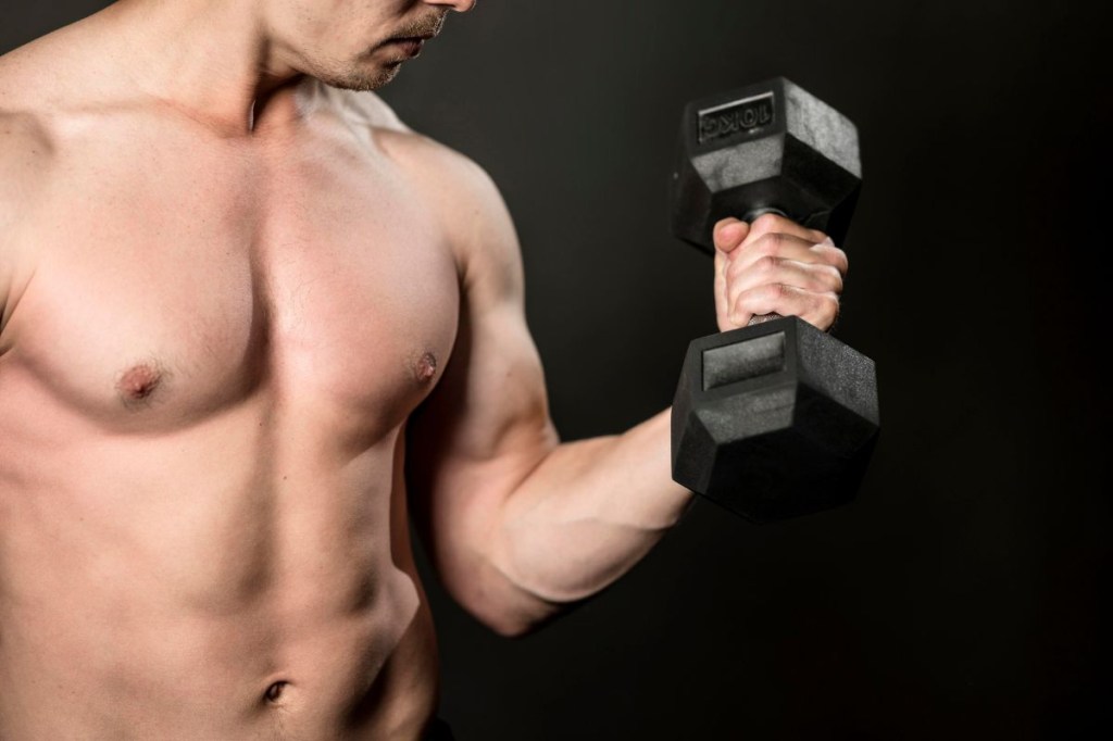 Como definir o peitoral: 5 opções de exercícios com halteres