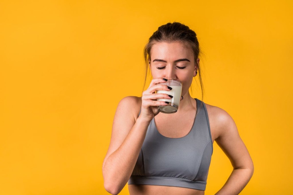 Whey protein após os 40: como maximizar seus efeitos com treinos e dieta adequada