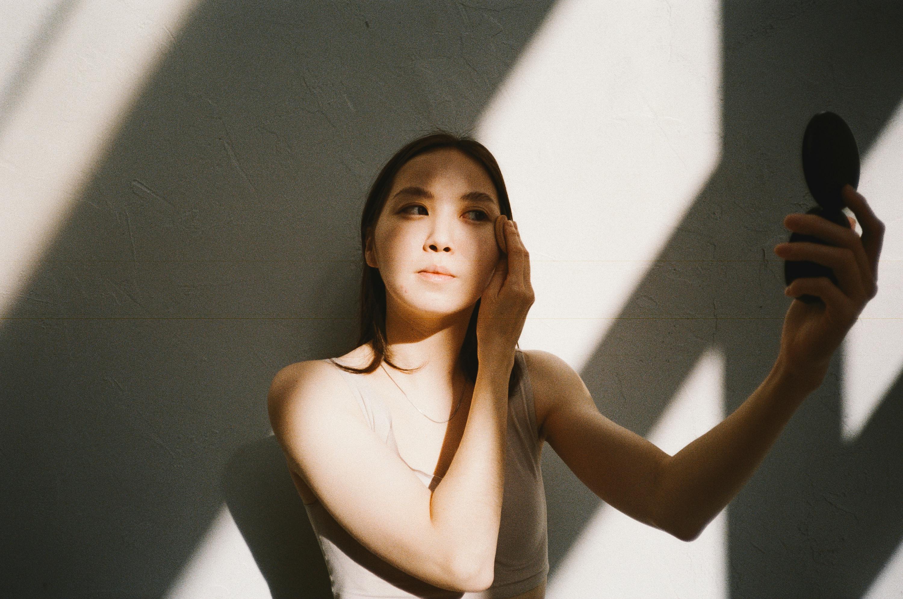 Aprenda a reaplicar o protetor solar sem estragar sua maquiagem