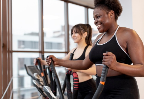 Profissional lista 6 estratégias para manter o foco na academia em 2026