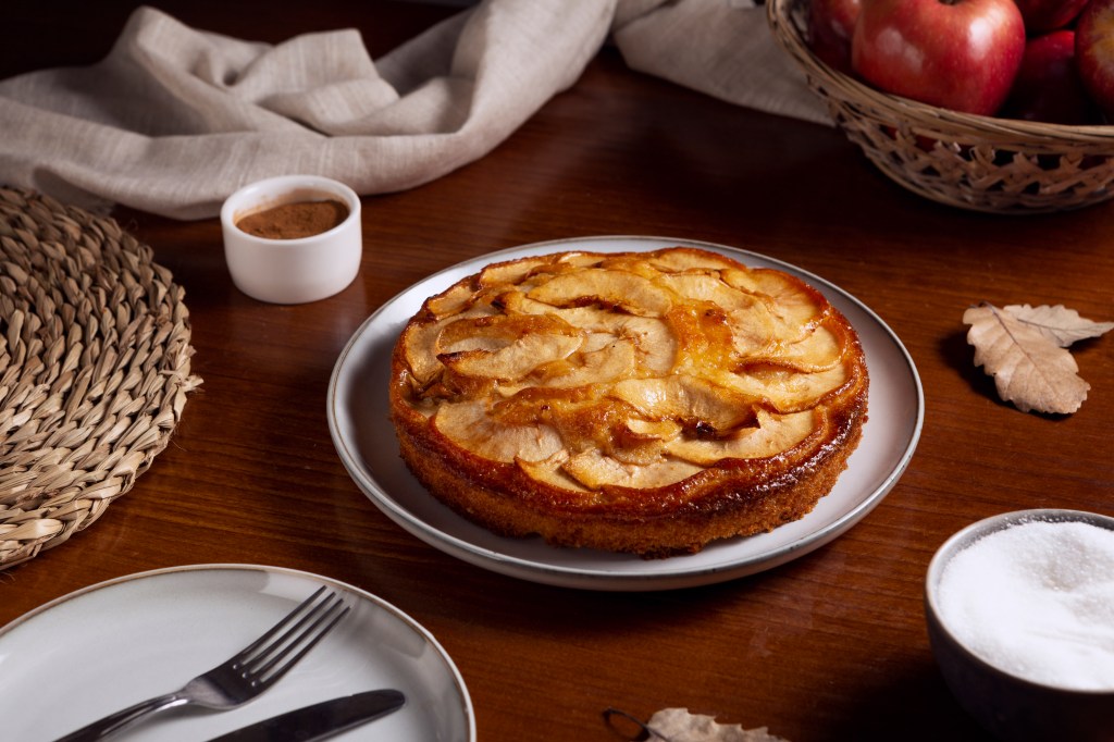 Bolo de maçã: aprenda a fazer essa receita fácil, prática e sem açúcar!