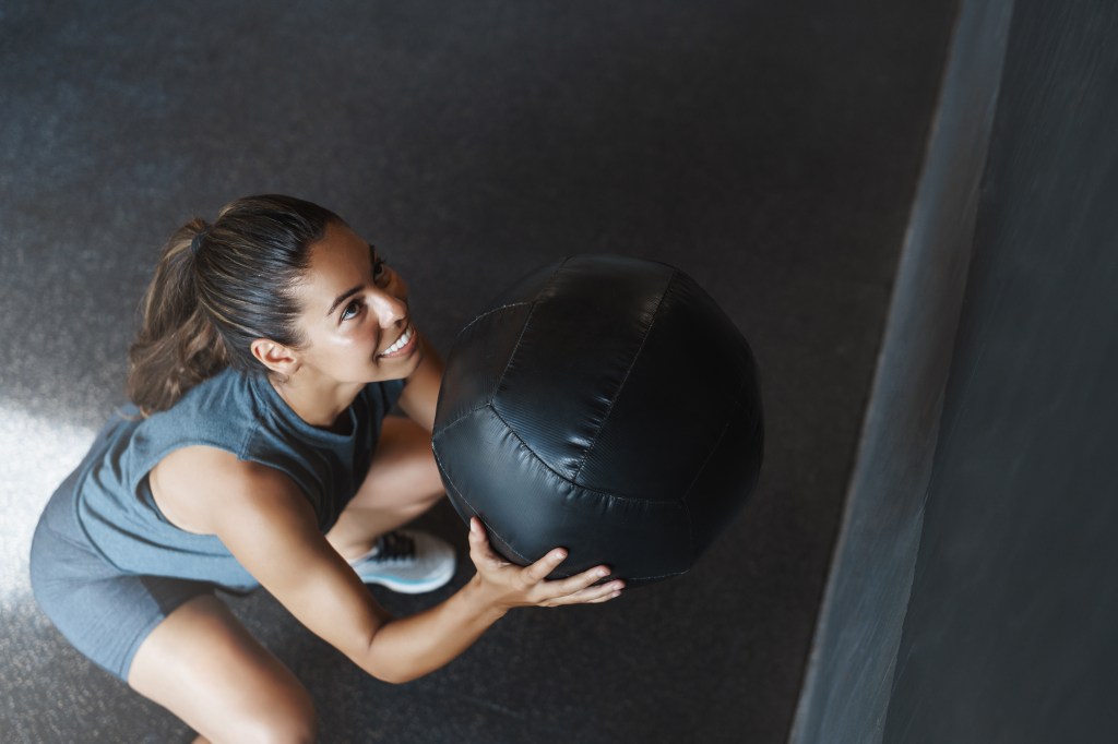 Descubra os benefícios do wall ball e como integrá-lo no seu treino