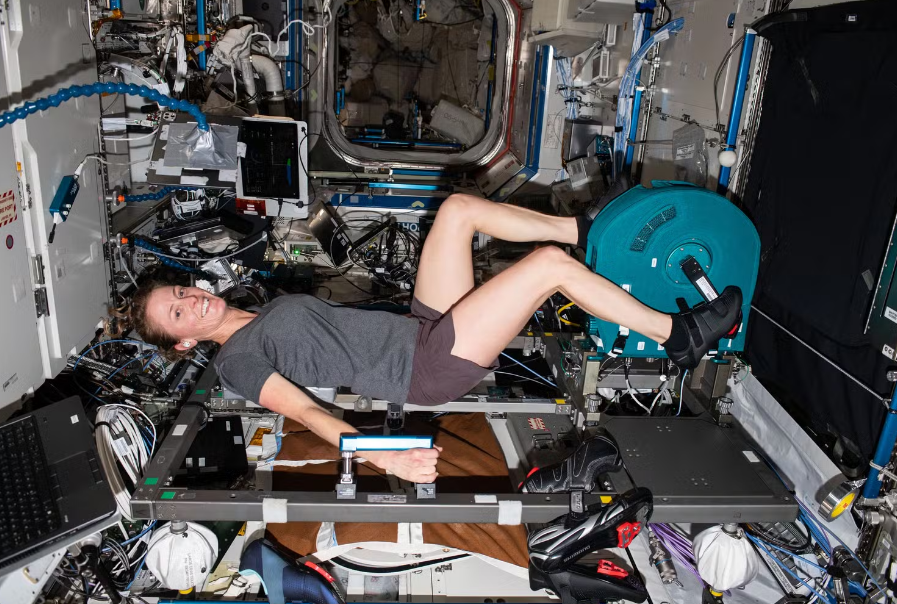 A luta contra a gravidade: como astronautas se exercitam no espaço