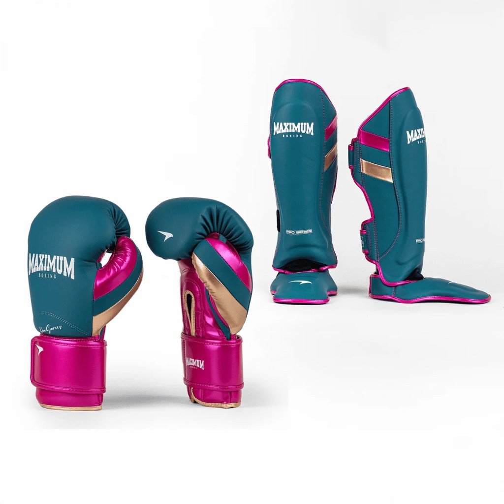 Par de luvas de boxe e caneleiras verde-&aacute;gua, rosa choque e dourado, com a marca "Maximum Boxing" em branco, sobre fundo branco