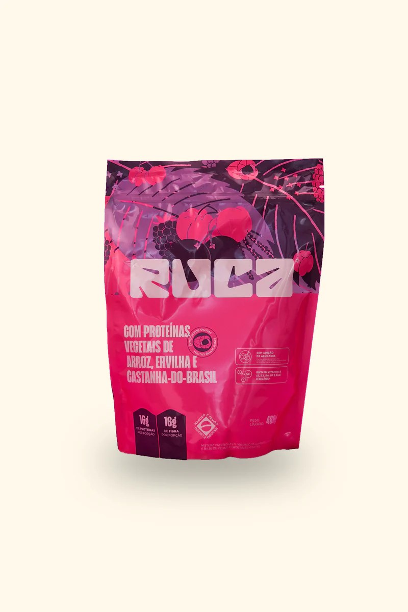 Embalagem rosa e roxa de suplemento RUA, com prote&iacute;nas vegetais de arroz, ervilha e castanha-do-brasil, 16g de prote&iacute;nas e fibras por por&ccedil;&atilde;o, sem adi&ccedil;&atilde;o de a&ccedil;&uacute;cares, rico em vitaminas B3, B6, B7 e B12