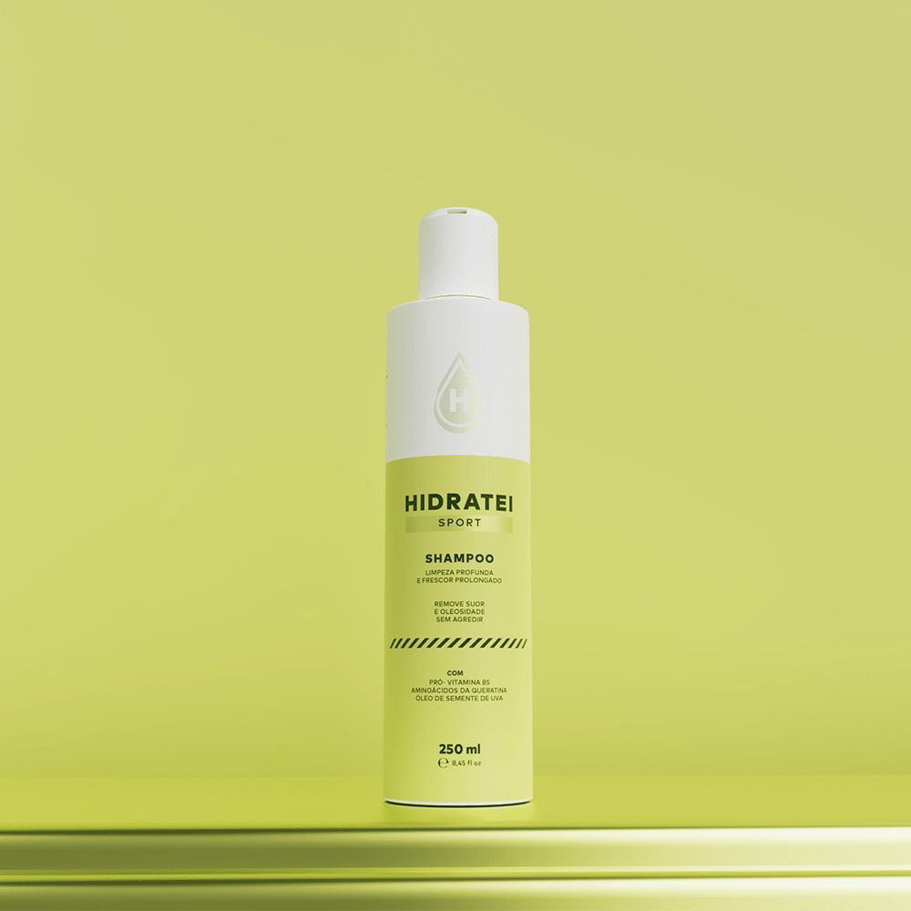 Frasco branco e verde-lim&atilde;o do shampoo Hidratei Sport, 250 ml, para limpeza profunda e frescor prolongado, com pr&oacute;-vitamina B5, amino&aacute;cidos de queratina e &oacute;leo de semente de uva, sobre uma superf&iacute;cie verde-lim&atilde;o reflexiva
