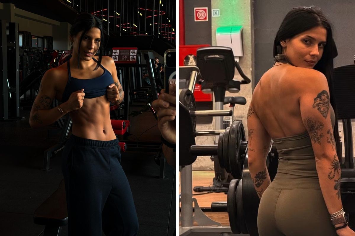 Mulher de cabelos escuros e longos, com tatuagens nos bra&ccedil;os, posa em duas fotos lado a lado na academia. Na esquerda, ela levanta a blusa azul para mostrar o abd&ocirc;men definido, vestindo cal&ccedil;a de moletom escura. Na direita, de costas, ela exibe os m&uacute;sculos das costas e bra&ccedil;os, usando top e cal&ccedil;a justos cor c&aacute;qui, olhando por cima do ombro para a c&acirc;mera
