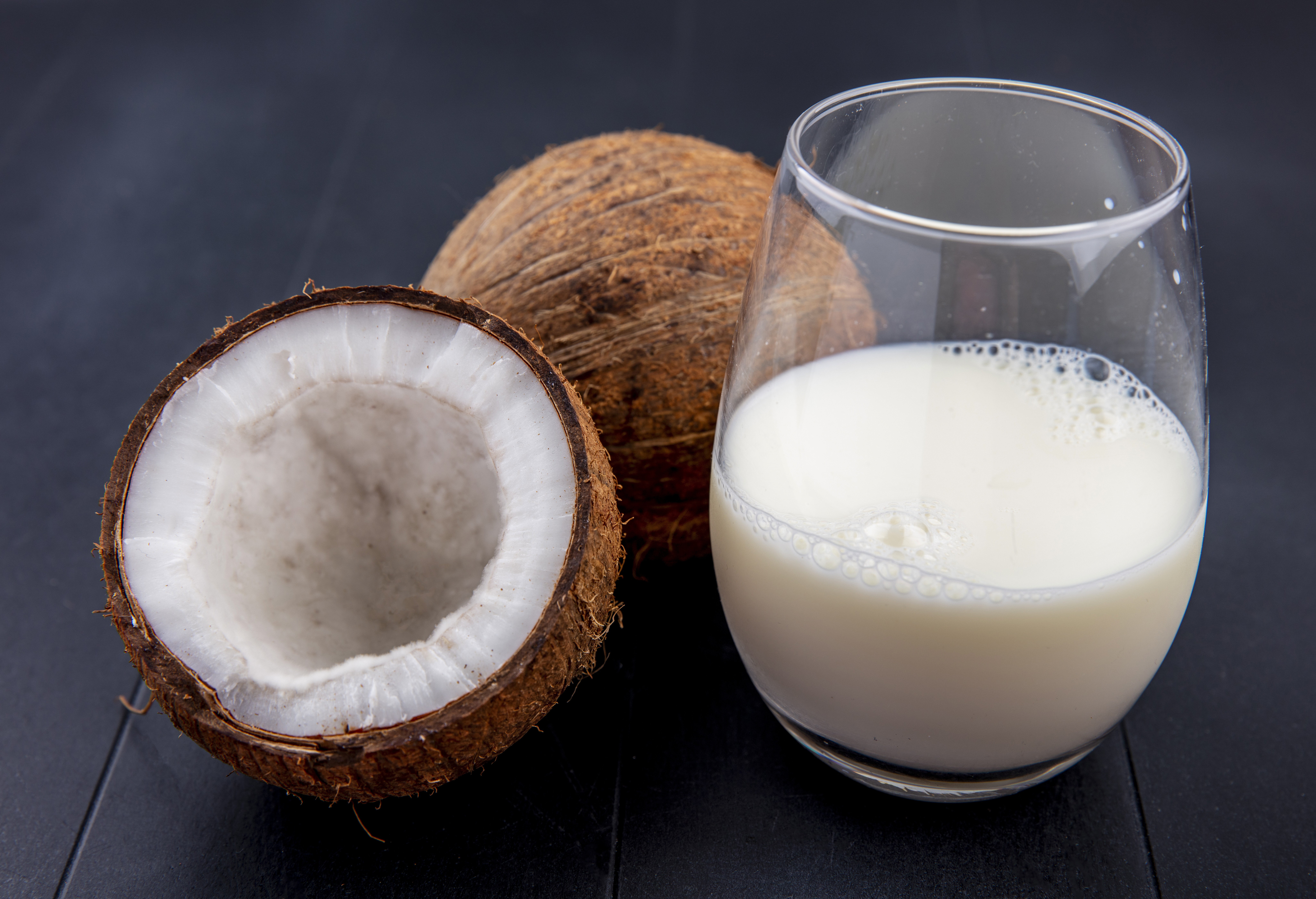 Água de coco x bebida vegetal: entenda as diferenças e descubra qual combina com você