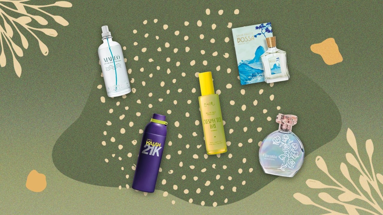 Seis frascos de produtos de beleza e higiene pessoal sobre um fundo verde com bolinhas e folhas claras. Os frascos são: um branco com detalhes azuis, um roxo com tampa verde, um amarelo com tampa amarela, um perfume Bossa com caixa azul, um perfume Floratta e um frasco transparente com tampa dourada